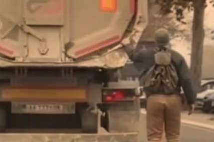 PRIZOR KOJI JE ŠOKIRAO SVE Mladić na rolerima se vozi zakačen za zadnji kraj kamiona (VIDEO)