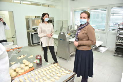 Učenici Centra „Zaštiti me“ postaju pekari, vrtlari, frizeri, krojači: Đaci sa smetnjama u razvoju prve proizvode prave već u školskim klupama (FOTO)