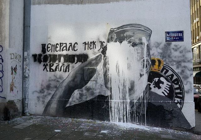 KOMEŠANJE U BEOGRADU Grupa građana ogorčena zbog uništavanja murala Mladića, upućene prijetnje aktivisti koji ga je prekrečio (VIDEO)