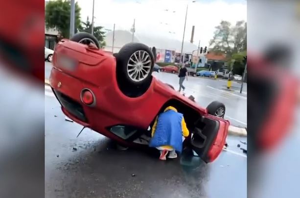 "Znaš koliko mi je smiješno" Bizarna reakcija tinejdžera iz Srbije nakon što se automobil prevrnuo na krov (VIDEO)
