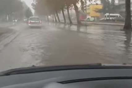 HAVARIJA U NOVOM SADU Ulice poplavljene, automobili voze kroz vodu (VIDEO)