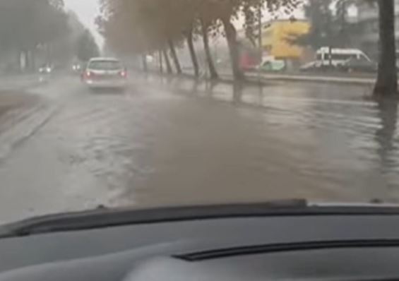 HAVARIJA U NOVOM SADU Ulice poplavljene, automobili voze kroz vodu (VIDEO)