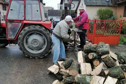 Umjesto metrica, palete sa cijepanim drvetom: Šumsko gazdinstvo „Gradiška“ priprema novi vid isporuke ogreva (FOTO)