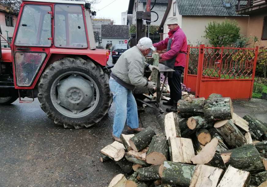 Umjesto metrica, palete sa cijepanim drvetom: Šumsko gazdinstvo „Gradiška“ priprema novi vid isporuke ogreva (FOTO)