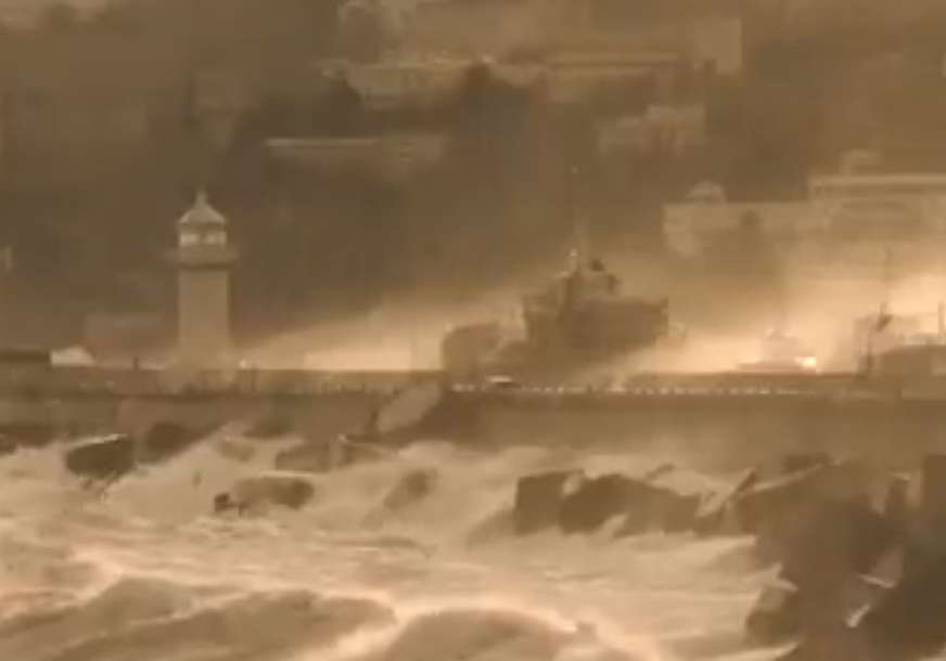 Bjesni oluja na Krimu: Rusko poluostrvo zapljuskuju ogromni talasi, 56.000 ljudi bez struje (FOTO, VIDEO)
