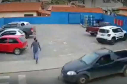 IZNENADNI UDAR Pazio je da ga ne "pokosi" automobil, ali ovo nije očekivao (VIDEO)