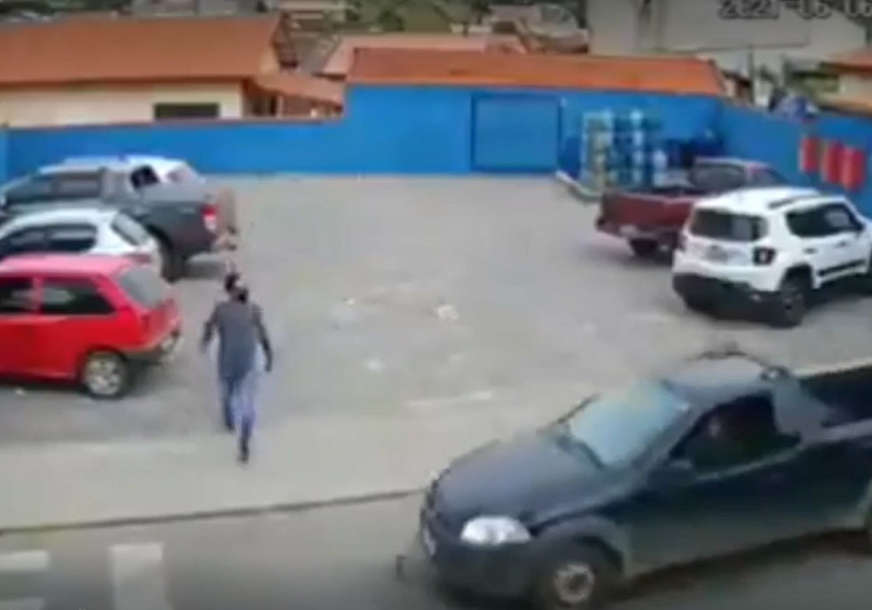 IZNENADNI UDAR Pazio je da ga ne "pokosi" automobil, ali ovo nije očekivao (VIDEO)