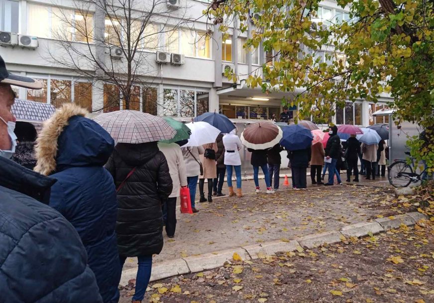 Neradni dan sugrađanima POBRKAO PLANOVE: Kolona ispred Poliklinike u kišno jutro (FOTO)
