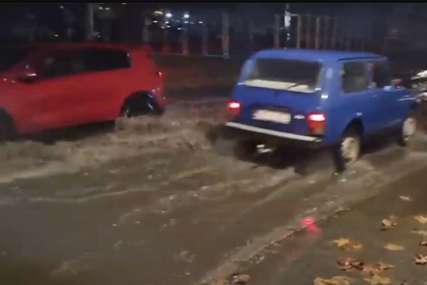 Poplava na Starčevici: Zbog začepljenih odvoda voda se zadržava na saobraćajnici (VIDEO)