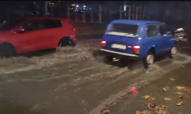 Poplava na Starčevici: Zbog začepljenih odvoda voda se zadržava na saobraćajnici (VIDEO)