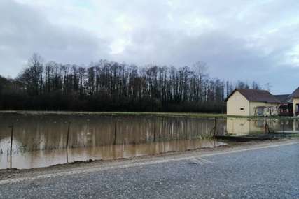 Poplave u gradiškim i dubičkim selima: Planinske rijeke i potoci natopili njive, a prijete i kućama (FOTO)