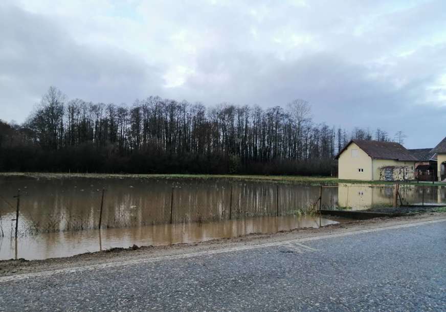 Poplave u gradiškim i dubičkim selima: Planinske rijeke i potoci natopili njive, a prijete i kućama (FOTO)