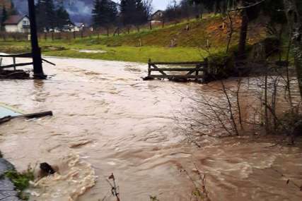 VODA, ČIZME, KABANICE Stigla pomoć stanovništvu u poplavljenim područjima Trnova i Istočne Ilidže