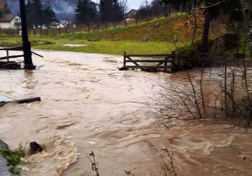 Poljoprivrednik izgubio 130 ovaca: Vanredno stanje u Trnovu zbog katastrofalnih bujičnih poplava