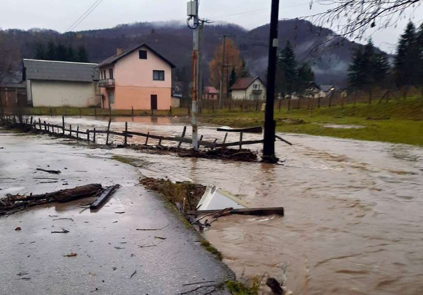 NEZAPAMĆENE POPLAVE Bujični talas u Trnovu presjekao puteve, voda ugušila 130 ovaca (VIDEO)