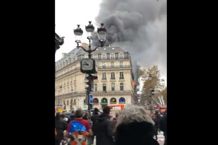 Veliki požar u centru francuske prestonice: Na terenu 46 vatrogasnih ekipa (VIDEO)