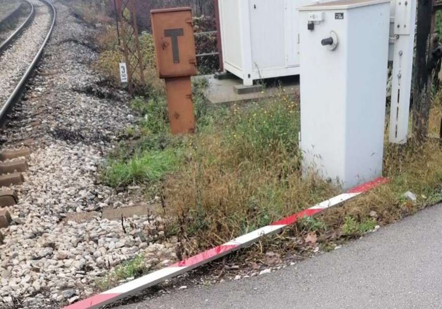 Bahati vozač UGROZIO SVE UČESNIKE U SAOBRAĆAJU: Kamionom uništio rampu na pružnom prelazu, nije se ni zaustavio (FOTO)