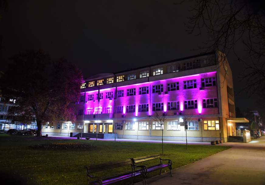 Prijedor podržao "Mrvice": Zgrada Gradske uprave osvijetljena ljubičastom bojom