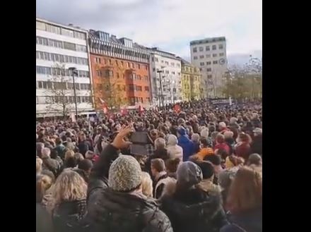 Prvi protest protiv "zaključavanja" nevakcinisanih: Austrijanci se protive korona mjerama (VIDEO)