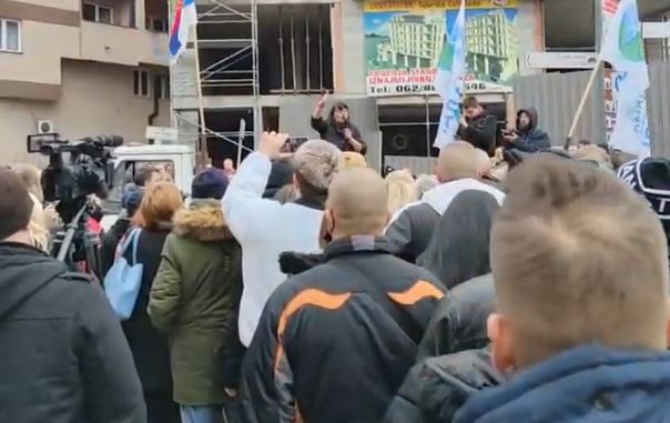 Protest više stotina građana: Branićemo i tijelima Loznicu i okolna mjesta (VIDEO)