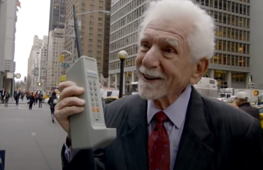 "Zovem te sa njega, stvaran je" Prvi mobilni telefon bio je težak jedan kilogram (VIDEO)