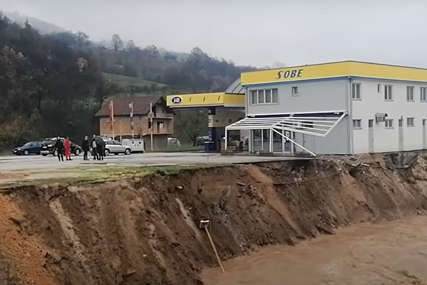 U Vojkovićima poplavljeno i ugroženo 150 kuća: Klizište prijeti da odnese benzinsku pumpu (VIDEO)