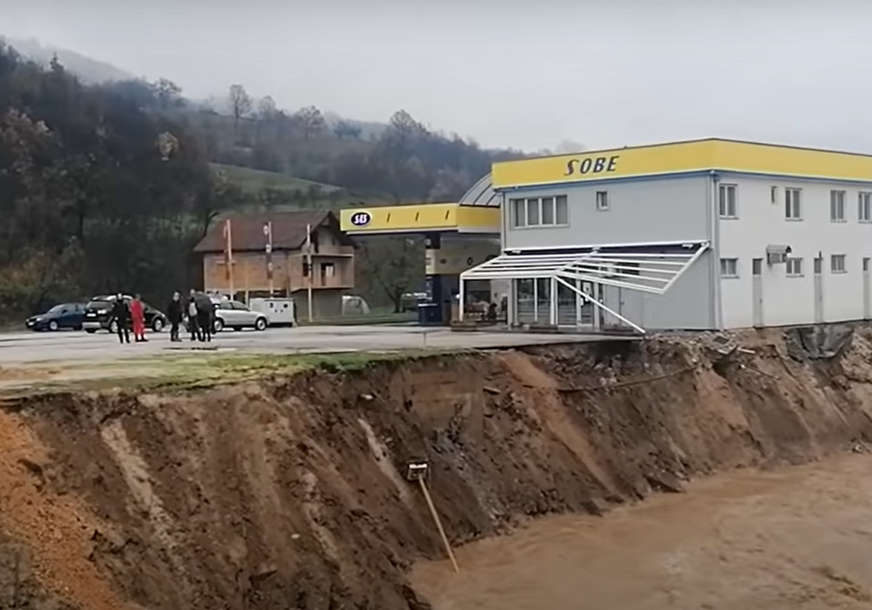 U Vojkovićima poplavljeno i ugroženo 150 kuća: Klizište prijeti da odnese benzinsku pumpu (VIDEO)