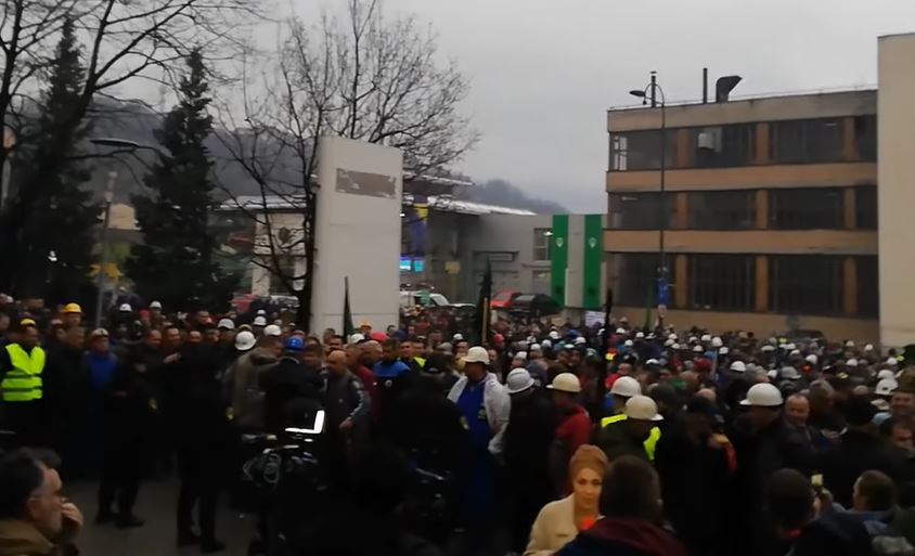 Protest ispred zgrade Vlade FBiH: Jednom rudaru pozlilo, INTERVENISALA HITNA POMOĆ