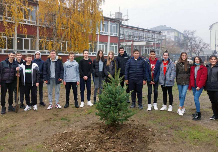 UČESTVUJU I DJECA Akcija ozelenjavanje dvorišta vrtića i škola u Bijeljini