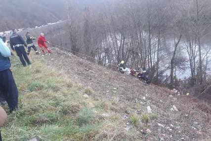IZBJEGAO SMRT Mladić sletio sa puta, vozilo se dva puta prevrnulo i zaustavilo na samoj obali rijeke
