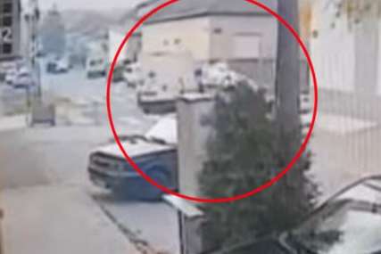 UZNEMIRUJUĆI SNIMAK UDESA Taksi vozilo se od siline udarca okrenulo na krov (VIDEO)