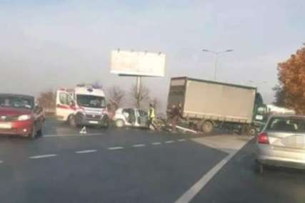 KRŠ I LOM NA PUTU U sudaru kamiona i automobila povrijeđene dvije osobe