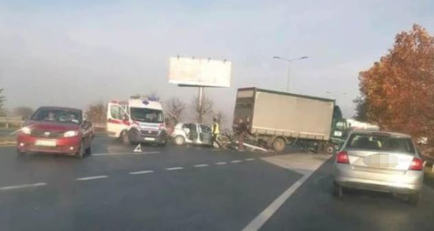 KRŠ I LOM NA PUTU U sudaru kamiona i automobila povrijeđene dvije osobe