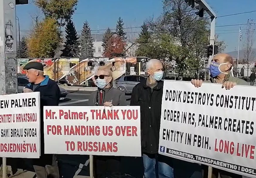 Protesti ispred Američke ambasade: Građani traže pomoć Bajdena u očuvanju suvereniteta BiH (VIDEO)
