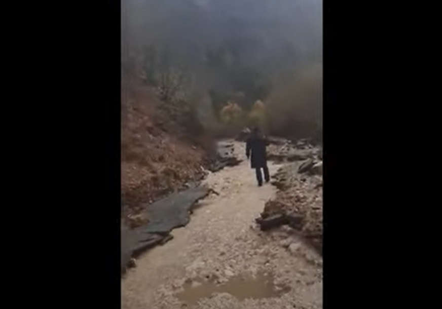 "Strašno je, bujica nosi sve" Voda odnijela tri viseća mosta kod Konjica, stanovništvo u strahu (VIDEO)