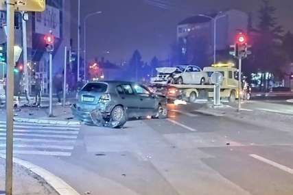 Mrtav pijan sjeo za volan, prošao kroz na crveno, uletio u raskrsnicu i izazvao udes (VIDEO)