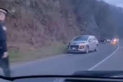 LANČANI SUDAR U BANJALUCI Stao da pomogne djevojci nakon udesa, pa došlo do još jednog (VIDEO)