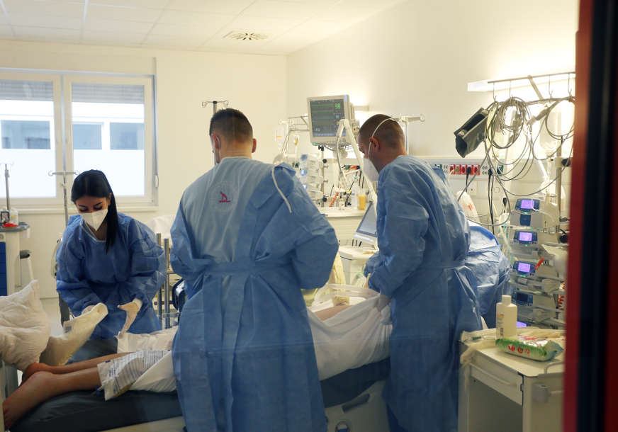 Na respiratorima osam pacijenata: Troje ljudi preminulo od korone u Srbiji