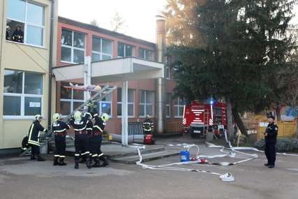 "Spasili" 300 učenika za dvije minute: Derventski vatrogasci demonstrirali gašenje požara i evakuaciju škole