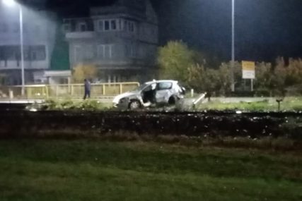 Teška nesreća u Prijedoru: Stravičan sudar dva automobila, tri osobe povrijeđene (FOTO)