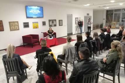 Lirsko veče u Gradiški: Jovana Zeljić predstavila knjigu poezije "Moja Bosanko"