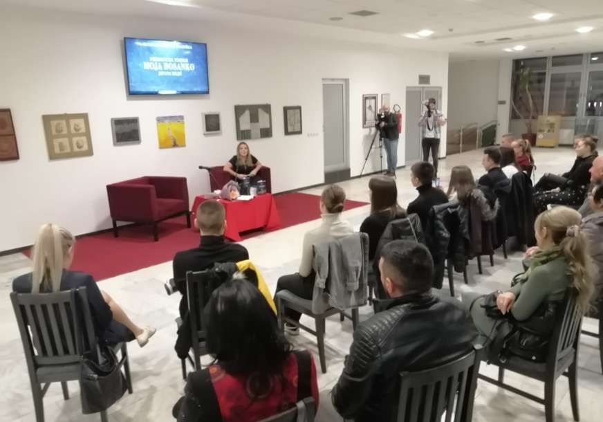 Lirsko veče u Gradiški: Jovana Zeljić predstavila knjigu poezije "Moja Bosanko"