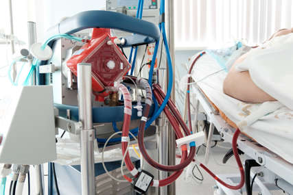 Samo 50 odsto pacijenata PREŽIVI OVAJ APARAT: Imaju bijela pluća, ne pomaže im ni respirator