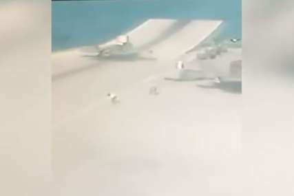 Objavljen dramatični snimak: Britanski vojni avion pao u more (VIDEO)