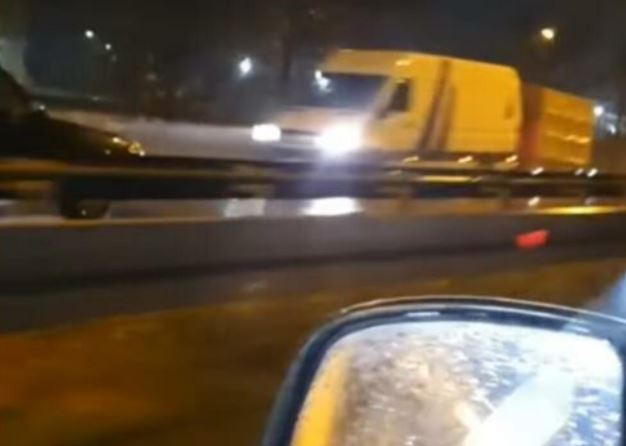 Bahati vozač ugrozio sve učesnike saobraćaja: Vozio putem u suprotnom smjeru, vozači u PANICI  (VIDEO)