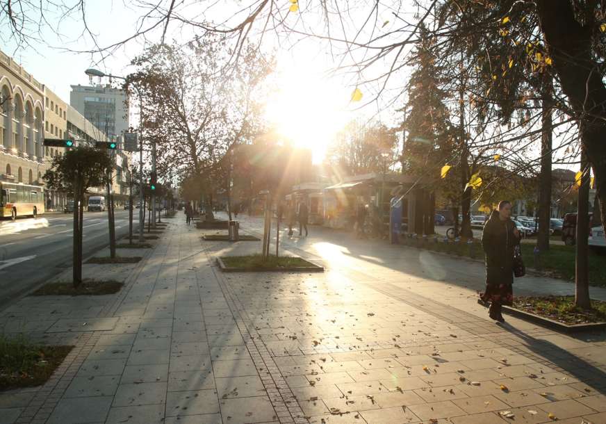 Sunce se konačno ukazalo u Banjaluci: Zlatni zraci izmamili ljude na ulice i osmijeh na lice (FOTO)