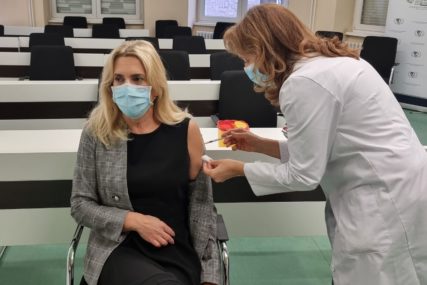 "BUDITE ODGOVORNI" Predsjednica Srpske primila treću dozu vakcine protiv korone i ovo poručila