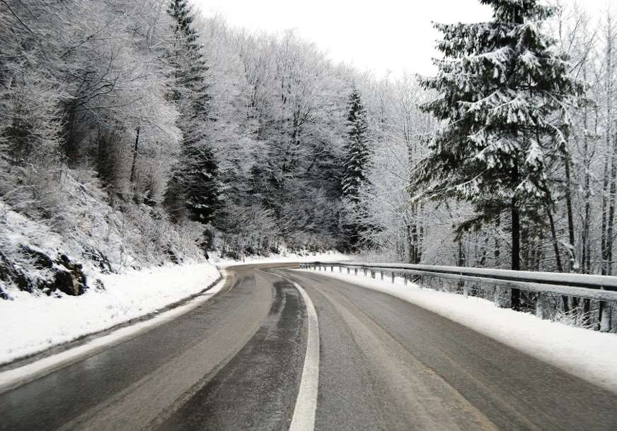 Vozači, oprez! Na kolovozu u višim krajevima ima ugaženog snijega