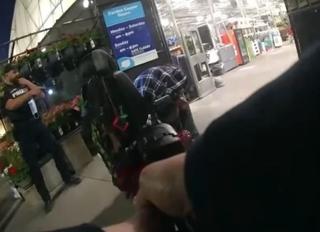 AMERIKA NA NOGAMA Policajac s leđa ubio čovjeka u invalidskim kolicima (VIDEO)
