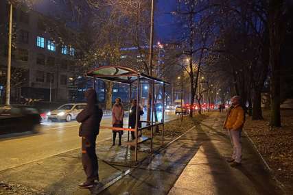 Kolaps u saobraćaju: Promrzli i ogorčeni Banjalučani više od pola sata čekaju autobus 17 A (FOTO)